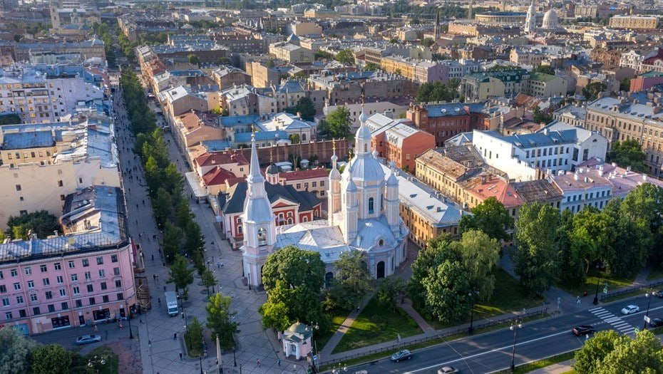 Петербург попал в топ-15 городов мира в рейтинге пешеходной доступности услуг  Петербург занял в этом рейтинге 13-ое место. Среднее время до основных объектов социальной инфраструктуры пешком составило 8,3 минуты пешком, 91,1% горожан живут в 15-минутной пешей доступности до них. Для сравнения, в Милане — 6,4 минуты и 97,5%.  Лидерами по этому показателю исследователи называют Милан и Москву.  Автор фото: Тихонов Михаил