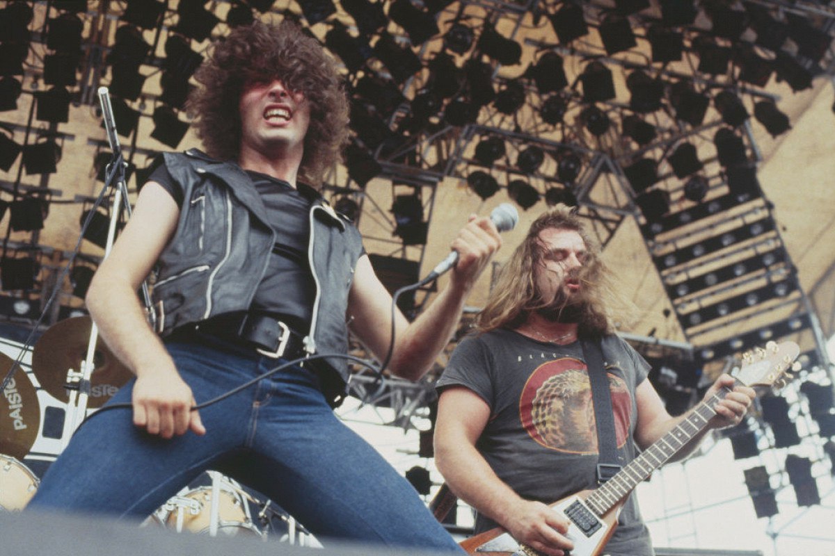 Ушел из жизни Пол Марио Дей — первый голос Iron Maiden.  29 июля не стало Пола Марио Дея — человека, который первым взял микрофон в легендарной Iron Maiden. Ему было 69. О его смерти сообщили музыканты группы More, с которой он играл после ухода из Maiden. Причины смерти не раскрываются, но коллеги называют его «ключевой фигурой новой волны британского хэви-метала». Именно с ним Iron Maiden делали первые шаги, а позже он записал культовый альбом Warhead с More.  Дей не просто пел — он был частью истории. В 1981-м он вышел на сцену Monsters of Rock в Доннингтоне, разделив её с AC/DC и Whitesnake. В Maiden он продержался недолго: Стив Харрис пригласил его в 1975-м, но уже через год попросил уйти — якобы из-за недостатка харизмы. Сам Пол позже признавался: этот удар стал для него уроком.  После ухода он не сдался: играл More, играл в Wildfire, а с 1986 года жил в Австралии, где пел в локальных группах. В 2017-м он ненадолго воссоединился с первым составом Iron Maiden — без Рона Мэтьюза, но с гитаристами Салливаном и Рэнсом. А в июне 2025-го он анонсировал новую запись. Но 29 июля его не стало. По некоторым данным, виной всему — рак.