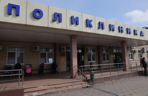 Застройщиков в Ростовской области обяжут создавать социальную инфраструктуру Глава донского региона Юрий Слюсарь внес на рассмотрение законопроект, который направлен на комплексное развитие территорий при строительстве крупных жилищных проектах. Его рассмотрят на ближайшем заседании Законодательного собрания 15 мая. «Согласно нововведениям, если застройщик возводит 300 тысяч жилых кв. м и более , такое строительство будет считаться инвестпроектом. В обязанности инвестора войдет планировка территории и создание социальных объектов – школы, детских садов и поликлиник. При этом такие застройщики будут иметь определенное преимущество – смогут получать землю в аренду без торгов», – рассказал глава региона в своем телеграм-канале. По словам врио губернатора, строительство школы – самый затратный пункт. Тогда застройщик обязан будет профинансировать не менее 50% расходов на её возведение. Оставшуюся часть возьмет на себя местный бюджет. Важно отметить, что вся разработанная проектная документация на школу будет передана в муниципальную собственность. Южная служба новостей