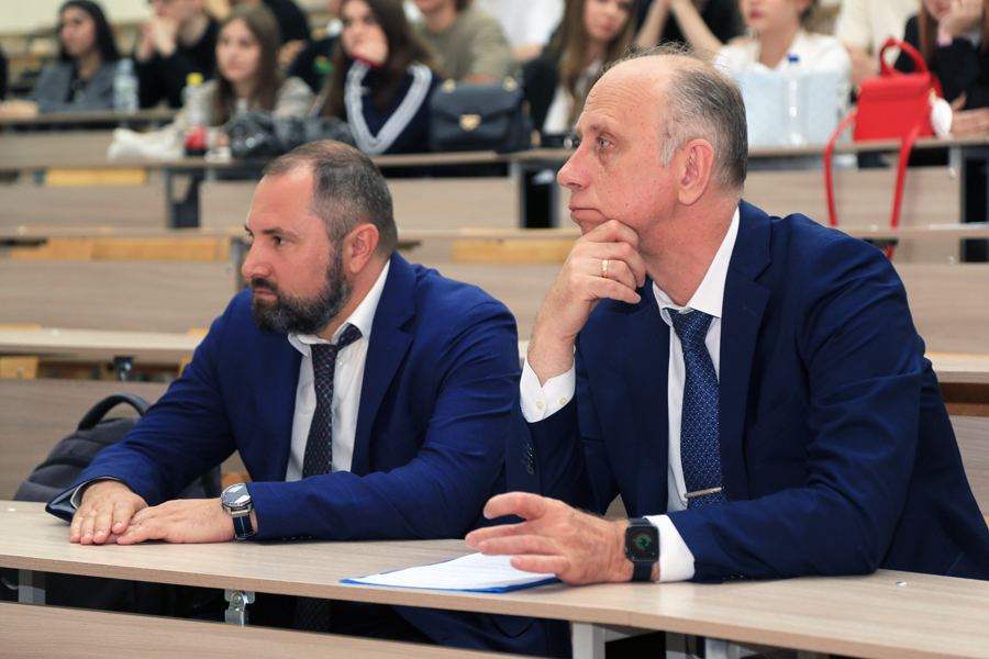 Состоялась встреча депутата Государственной Думы РФ Юрия Станкевича со студентами ВолгГТУ В Волгоград прибыл заместитель председателя Комитета Государственной думы по энергетике, координатор проекта «Зелёная экономика» партии «Единая Россия», депутат Государственной Думы РФ Юрий Станкевич. В рамках своего визита он посетил несколько объектов транспортной и энергетической инфраструктуры города, встретился с ведущими экспертами энергетической отрасли Волгоградской области и провел открытый диалог со студентами факультета экономики и управления ВолгГТУ. Ректор университета Александр Навроцкий представил почетного гостя, который прибыл вместе с региональным координатором проекта «Зелёная экономика» Юрием Стрельцовым. В начале встречи Юрий Аркадьевич рассказал несколько фактов своей биографии. Он тоже волжанин, родился в Саратове, получил юридическое образование, является счастливым отцом семерых детей. Далее состоялся открытый диалог со студентами ВолгГТУ. Спикер рассказал, что основа проекта «Зеленая экономика» – это необходимость защитить национальные интересы при усилении технологических трендов в мировой экономике, обусловленных перспективами энергоперехода. Кроме того, по его словам, необходимо обеспечить внедрение наилучших экологических технологий в производственных процессах и в сфере услуг, оказать активное содействие российским компаниям в продвижении на глобальные рынки, а также сформировать и укрепить в обществе поведенческую модель, основанную на соблюдении принципов устойчивого развития. Повышение эффективности использования природных и энергетических ресурсов, обеспечение экологического благополучия для нынешнего и будущих поколений являются ключевыми задачами во всем мире. Необходимо защитить национальные интересы России при усилении технологических трендов в мировой экономике – подчеркнул Юрий Станкевич. Также Юрий Аркадьевич отметил активность первокурсников ФЭУ ВолгГТУ, которые, несмотря на свой юный возраст, прекрасно разбираются в международной и внутригосударственной политике.