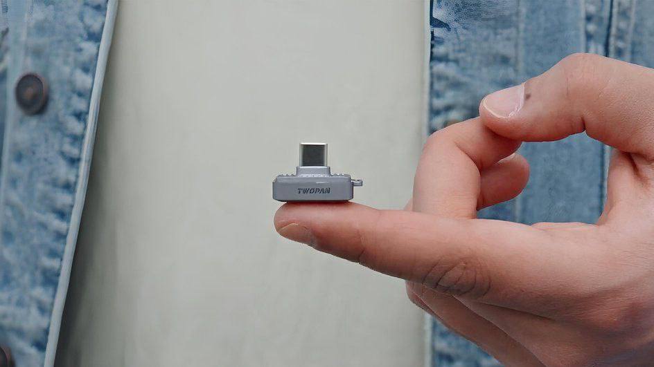Китайская Twopan представила самый компактный SSD в мире — Nano SSD весит всего 5 грамм. При габаритах 20×13×5 мм он вмещает 512 ГБ памяти, оснащён сканером отпечатков пальцев, защищён от пыли и влаги по IP65 и выдерживает падения с 10 метров Скорость чтения и записи достигает 450 МБ/с через USB-C. Поддерживаются до 20 отпечатков, работа без приложений. Цена — $78 при предзаказе, старт продаж намечен на июль. Устройство совместимо с Windows, macOS, Android и даже iPadOS Айтишник Подписаться