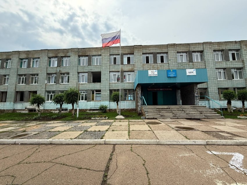 Виктория Бессонова: Все 13 школ и детских садов, где сейчас идут работы в Забайкалье, должны быть сданы до 15 августа Исполняющая обязанности заместителя председателя правительства Забайкальского края Виктория Бессонова рассказала о результатах рабочей поездки в Краснокаменск в эфире ГТРК «Чита» на канале «Россия-24» 20 июля. Вместе с губернатором края Александром Осиповым Виктория Бессонова посетила школу № 5, остальные объекты — физкультурно-оздоровительный комплекс, горный техникум и школу № 7 — осмотрела отдельно. Идет капитальный ремонт школы № 5, построенной в 1976 году. Здание рассчитано на 750 учеников, но сегодня здесь учатся почти 800 детей. Ремонт проводится по государственной программе «Развитие образования» и в рамках мастер-плана развития города, утверждённого президентом России. Виктория Бессонова подчеркнула, все 13 школ и детских садов, где сейчас идут работы в Забайкалье, должны быть сданы до 15 августа. Попытки подрядчиков пересмотреть сроки — недопустимы, отметила вице-премьер. На пятой школе подрядная организация увеличивает количество рабочих, чтобы завершить объект в срок. На сегодняшний день отремонтированы фундамент и цоколь, ведётся монтаж отопления и кровли, установлены новые окна, идёт внутренняя отделка. Дополнительно на оснащение школы направлено более 11,8 млн рублей: закупят мебель, оборудование для профильных кабинетов, медицинского блока и пищеблока. Более 5,4 млн рублей пойдёт на антитеррористическую защиту, ещё 2,6 млн — на учебники. Подписывайтесь: