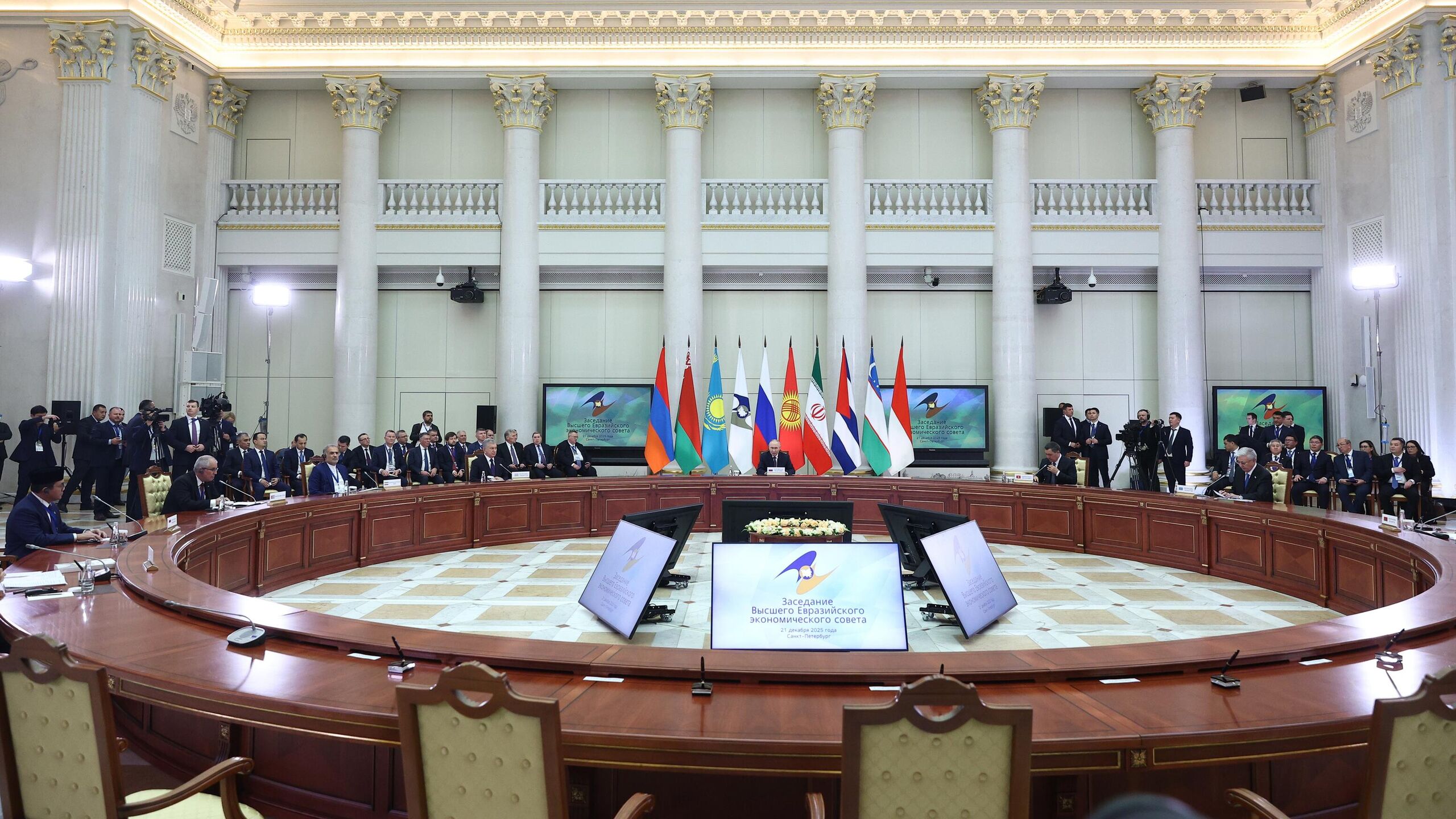 Страны ЕАЭС утвердят дорожную карту в развитие декларации Евразийский экономический путь на период до 2045 года по которой должна выстраиваться дальнейшая интеграционная работа в рамках ЕАЭС сообщил президент России Владимир Путин Заседание Высшего Евразийского экономического совета проходило в воскресенье в Санкт Петербурге Дальнейшая интеграционная работа в ЕАЭС ред должна выстраиваться на основе одобренной ранее декларации Евразийский экономический путь на период до 2045 года И в ее развитие сегодня будет утверждена дорожная карта сказал президент