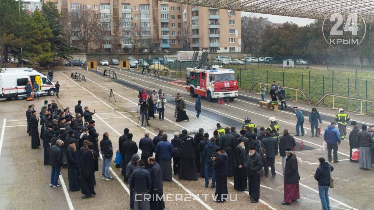 В Крыму для священников проводят занятия по пожарной безопасности  Обучение организовали сотрудники ГУ МЧС России по Республике Крым. Участвуют сто священнослужителей Крымской епархии. В программе — теоретические и практические занятия.  Священников познакомили со снаряжением и оборудованием, сейчас они приступили к тренировке. За безопасностью во время учений следят 30 сотрудников чрезвычайного ведомства.  Крым 24