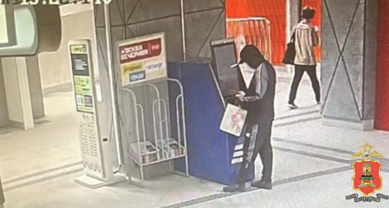 «Дропнуть» не вышло Тверские сотрудники управления по борьбе с киберпреступлениями и оперативники Заволжского отдела полиции Москвы задержали 24-летнего жителя Северной Осетии-Алании, участвовавшего в контактных мошенничествах. Молодой человек выступал в роли дропа — подставного лица для обналичивания денег, полученных обманным путём. Мошенники звонили жертвам от имени силовиков или бухгалтерии, пугали их, вынуждая сообщать коды банковских карт и передавать карты таксистам. Таксисты перевозили деньги или карты в Москву, где их забирал подозреваемый. Он передавал деньги кураторам, получая процент от суммы. За месяц жертвами стали жители Твери и Кимры, а общая сумма похищенных денег составила почти 5 миллионов рублей. Возбуждены уголовные дела, ему грозит до 10 лет тюрьмы. Пилот Подписаться #мошенничество