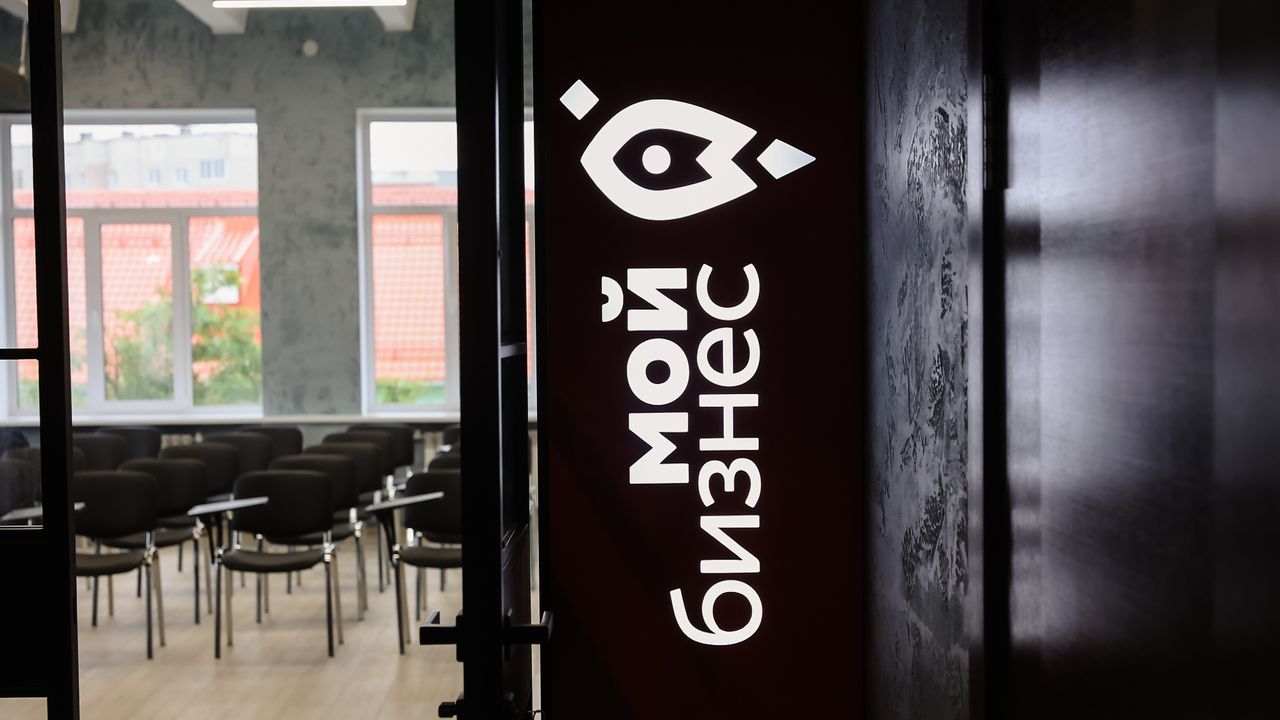 Центр Мой бизнес приглашает мурманчан зарядить гаджеты Учреждение работает в штатном режиме Сотрудники готовы предоставить рабочее место в теплом помещении а также розетки для зарядки устройств сообщили в ТГ канале центра Подойти можно по адресу Подстаницкого 1 этаж 2 Фото правительство Мурманской области МыВместе51