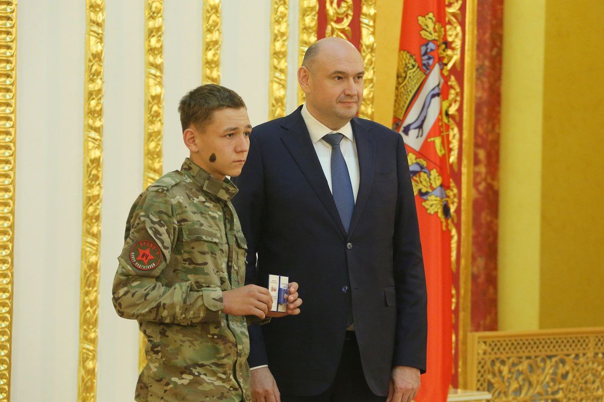 Сто молодых людей получили памятные знаки «Золотая молодёжь Оренбуржья» Награждение прошло 26 июня в зале торжеств правительства области. Памятные знаки вручил временно исполняющий обязанности губернатора области Евгений Солнцев. Подробнее на сайте:
