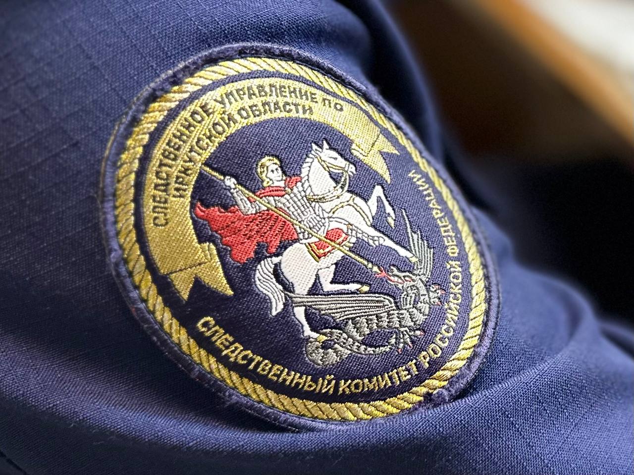 Замминистра здравоохранения Прибайкалья будут судить за списанные лекарства В суд направлено уголовное дело в отношении бывшей замминистра здравоохранения Иркутской области Елены Голенецкой. Об этом сообщает пресс-служба прокуратуры региона. По версии следствия, в 2019 году Голенецкая утвердила заявку на закупку обезболивающего препарата для онкобольных в количестве, в три раза превышающем потребность региона. Было куплено 450 тысяч упаковок за 35 миллионов рублей. В результате препарат пришлось списать. Елену Голенецкую задержали в марте 2024 года. Одновременно с ней по делу проходили ещё трое сотрудников минздрава Иркутской области, один из них — бывший. Дело направлено в суд. Голенецкой грозит до четырёх лет лишения свободы. #иркутск