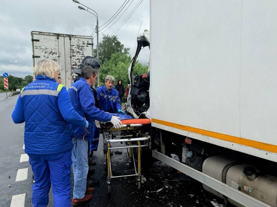 Луховицкие спасатели достали водителя грузовика из смятой кабины   Авария случилась сегодня на трассе М-5 «Урал» Одна из машин серьезно повредилась, водителя сажало в смятой кабине.   С помощью специального гидравлического инструмента спасатели достали мужчину. У пострадавшего серьёзная травма нижних конечностей. Он госпитализирован.  Обстоятельства аварии уточняются.     Подписаться   Написать нам