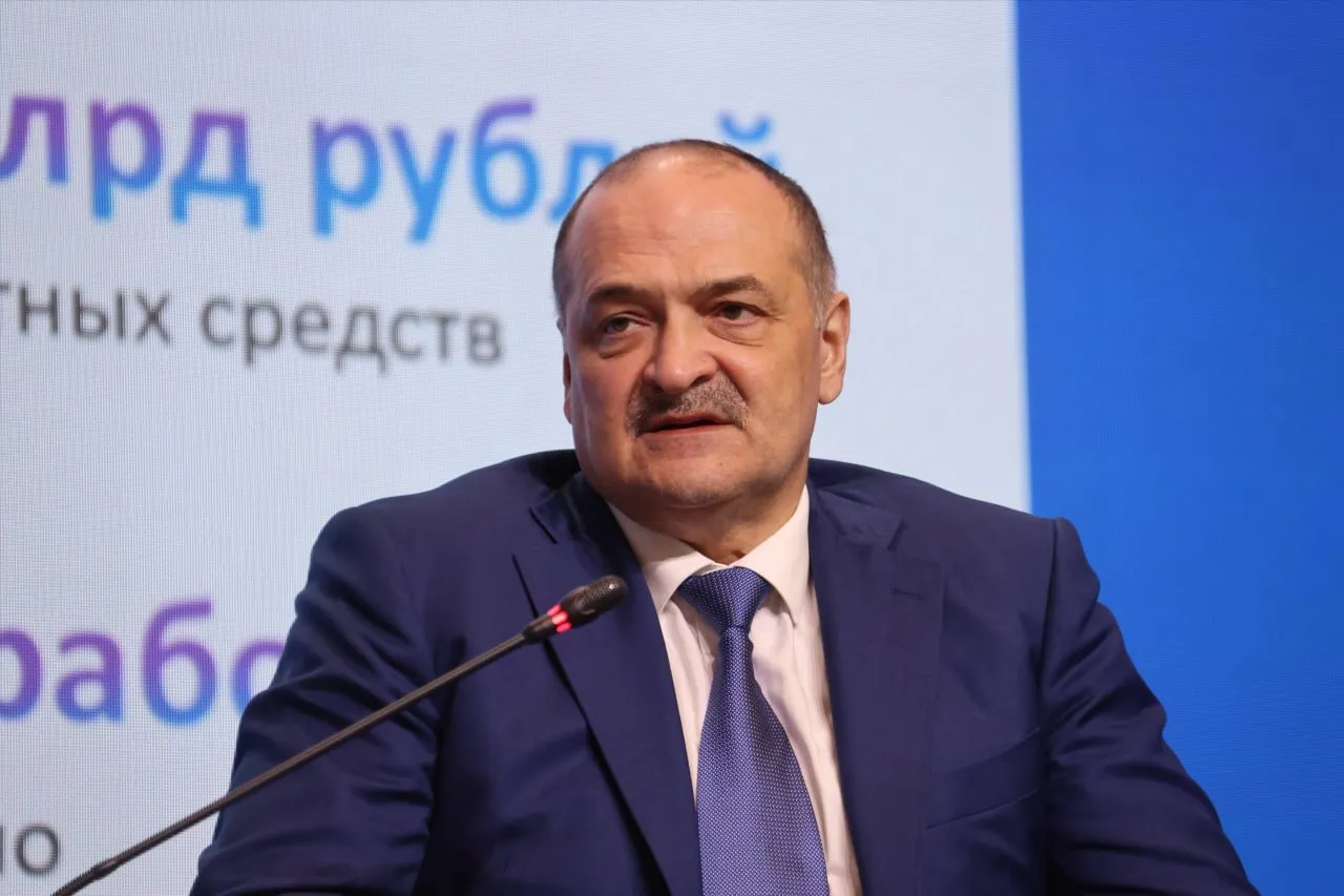 Мы увидели насколько твердо и нерушимо единство народов Кавказа и всей России Сергей Меликов На рабочей сессии в рамках форума глава Дагестана выразил благодарность собравшимся за участие в ликвидации последствий ЧС в республике   Он поблагодарил глав регионов СКФО руководителей других регионов России представителей зарубежных стран за беспрецедентную помощь жителям республики Сотни тонн гуманитарного груза прибыло в Дагестан с первых дней возникновения чрезвычайной ситуации питьевая вода строительные материалы гуманитарная помощь людям которые лишились крова большая поддержка социальным учреждениям Помощь продолжает поступать Отдельные слова благодарности прозвучали в адрес волонтеров которые не только по доброй воле приехали в Дагестан во время ЧС но часто даже с риском для жизни спасали людей Сегодня волонтеры помогают в расчистке территорий домовладений создании условий для возобновления работы инфраструктуры в пострадавших районах В Год единства народов России Дагестан в полной мере ощутил это единство на себе Мы увидели насколько твердо и нерушимо единство народов Кавказа и всей России Огромное спасибо за то что поддержали Дагестан и дагестанцев в трудную минуту обратился к собравшимся Сергей Меликов Читать нас в МАХ