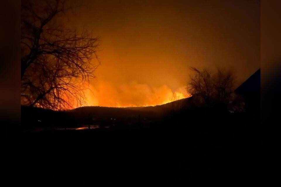 Глава Минприроды Забайкалья Павел Волжин на заседании фракции Единая Россия рассказал о главных причинах лесных пожаров в регионе в 2025 году В этом году в Забайкалье зарегистрировано 590 лесных пожаров общей площадью 1 8893 миллиона гектаров без учета межквартальных возгораний  По данным Волжина основная причина неосторожное обращение с огнём которое вызвало 378 пожаров на площади 1 336 миллиона гектаров На втором месте по числу возгораний грозы из за которых произошло 99 пожаров на площади 24 9 тысячи гектаров Третью позицию занимает переход пожаров с сельскохозяйственных земель 62 пожара на площади 360 2 тысячи гектаров ZAB RU