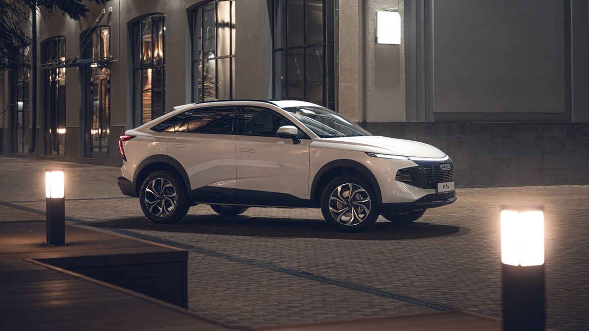 Объявлены цены на новый Haval F7x   Купеобразный кроссовер второго поколения, который ранее в апреле начали выпускать на заводе Haval под Тулой, выйдет на рынок в двух вариантах оснащения: Premium стоимостью 3 499 000 рублей и Tech Plus стоимостью 3 699 000 рублей. Прайс-лист и подробное описание комплектаций уже появились на сайте марки.   Выбор силовой установки не предусмотрен — у F7x будет только 192-сильный турбомотор в сочетании с семиступенчатым «роботом» и полным приводом.  Продажи стартуют во втором квартале года, но точная дата пока не названа.
