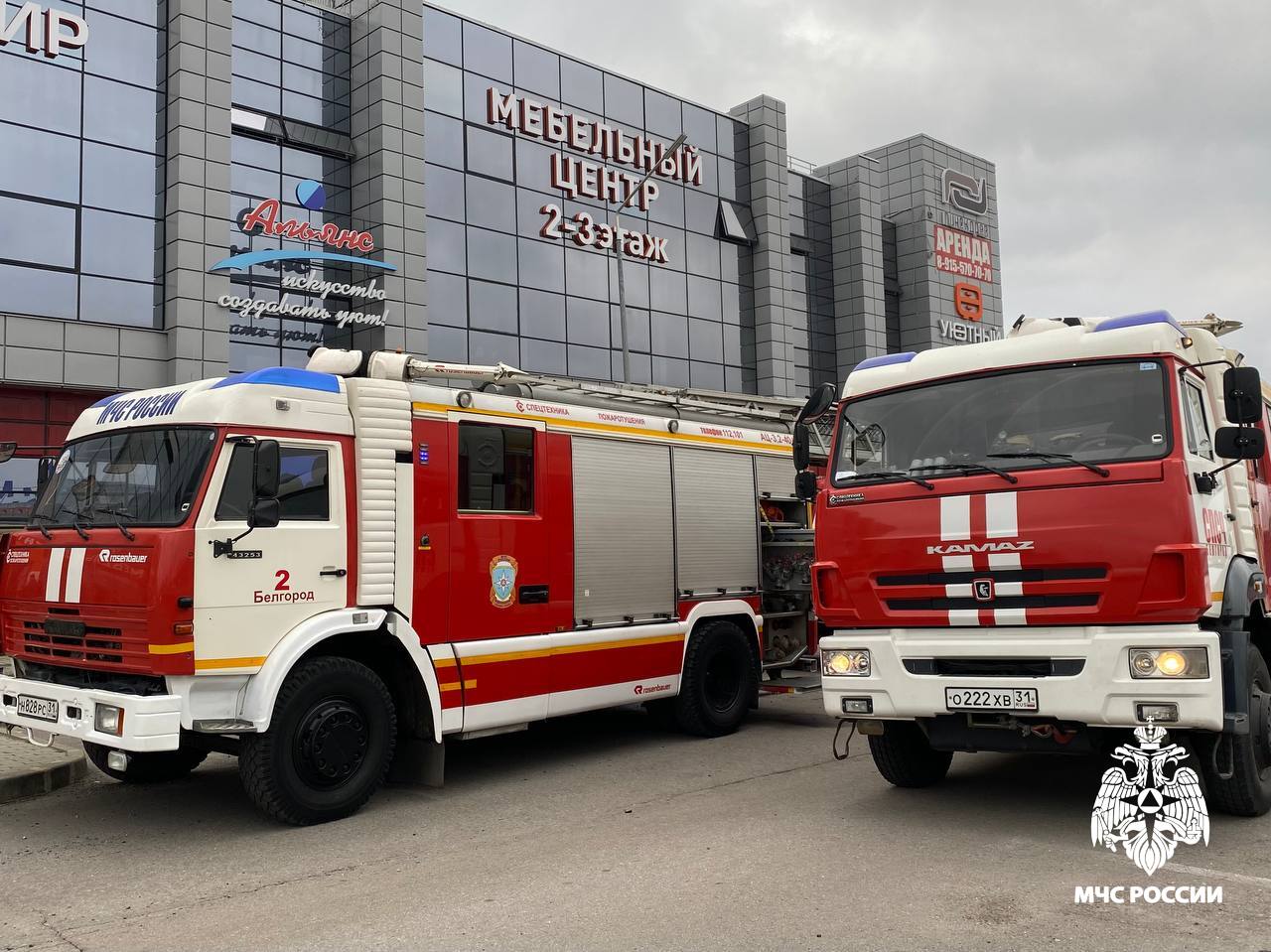 За прошедшие сутки на территории области зарегистрировано 2 пожара.    В городе Белгород на улице Интернациональная произошел пожар в двухкомнатной квартире на четвертом этаже пятиэтажного жилого дома. Огнем поврежден балкон на площади 2 метров квадратных. В настоящее время причина происшествия устанавливается.  Для ликвидации возгорания привлекались дежурные караулы двух пожарно-спасательных частей.    В поселке Дубовое Белгородского района произошло возгорание в мебельном магазине трехэтажного торгового центра. Огонь повредил оборудование на площади 5 метров квадратных. Предположительно, причиной пожара стал аварийный режим работы электрической сети. Для ликвидации привлекались дежурные караулы трех пожарно-спасательных частей.    Взрывотехники поисково-спасательной службы ликвидировали 2 боеприпаса времён Великой Отечественной войны.    Подразделения МЧС России привлекались к ликвидации последствий дорожно-транспортного происшествия в городе Белгород.    Пожарные и спасатели региона призывают соблюдать правила безопасности. Берегите себя и своих близких! В случае возникновения пожара срочно сообщай о происшествии по телефону «101» или «112».