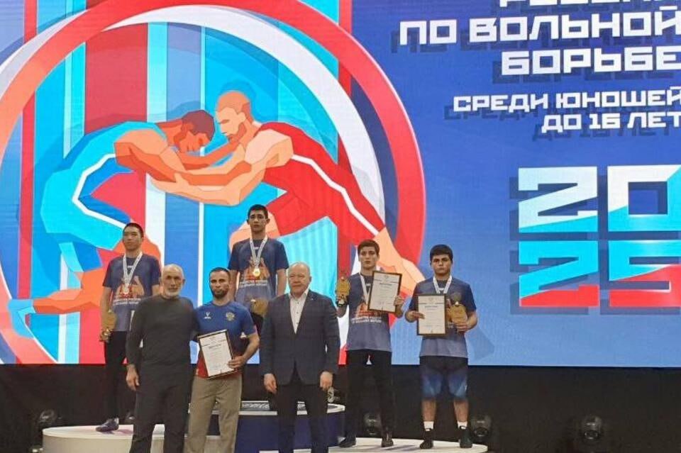 Спортсмен из Забайкалья стал серебряным призёром Первенства России по вольной борьбе. Об этом сообщается в Telegram-канале президента Федерации спортивной борьбы Забайкальского края. Сэнгэ Цыбиков является учеником СШОР по адаптивным и национальным видам спорта региона и занимается борьбой уже 6 лет. Благодаря полученному на прошедших соревнованиях призовому месту, забайкальский спортсмен представит регион на Первенстве Европы в составе сборной России. ZAB.RU