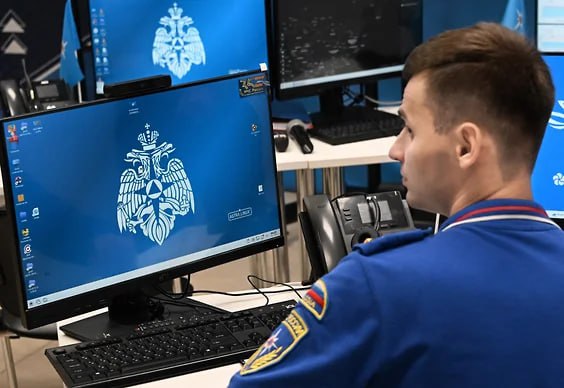 Ассоциация больших данных Сбер Яндекс VK и др предложила главе IT комитета Госдумы Сергею Боярскому разрешить компаниям покупать отдельные сведения из баз МВД о подозреваемых обвиняемых розыске учете и дееспособности Это по мнению авторов поможет точнее настраивать антифрод системы SBER YDEX VKCO Инициативу поддерживают операторы связи и банки но эксперты по информбезопасности предупреждают что чем больше компаний будут иметь доступ к данным тем выше риск утечек и использования информации мошенниками Юристы призывают соблюдать баланс интересов и защиту персональных данных jkinvest news jkinvest