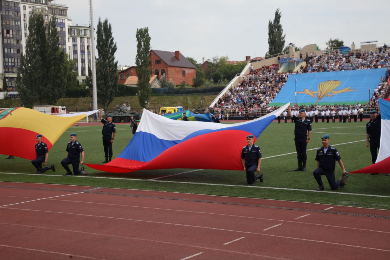 В Рязани отметили 95-ю годовщину Воздушно-десантных войск. 2 августа на стадионе «Рязань-Арена» состоялся официальный праздник «Рязань – столица ВДВ», посвященный 95-й годовщине со дня образования Воздушно-десантных войск. К десантникам обратились Губернатор Павел Малков, начальник РГВВДКУ имени генерала армии В.Ф. Маргелова Олег Пономарев и ветеран ВДВ Анатолий Пахомов. На торжественном мероприятии присутствовал глава администрации города Рязани Виталий Артемов. Военнослужащим ВДВ, ветеранам войск и участникам специальной военной операции вручили государственные награды. Память десантников, не вернувшихся с боевых заданий, почтили минутой молчания. Праздник продолжился концертом. Также на стадионе прошло десантирование спортсменов-парашютистов, дефиле военного оркестра РГВВДКУ, показательные выступления по рукопашному бою, демонстрация элементов тактической стрельбы. Гости праздника смогли посмотреть выставку боевой техники и вооружения ВДВ, а также трофеи СВО.