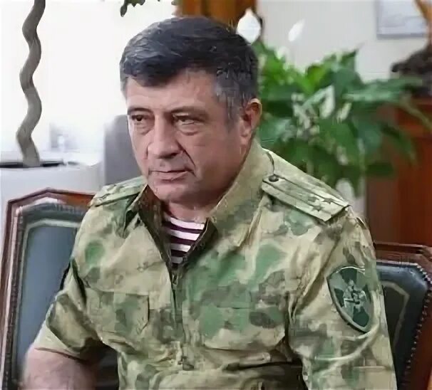 Военный суд приговорил экс заместителя начальника тыла Росгвардии Мирзу Мирзаева к 9 годам колонии строго режима Мирзаев признан виновным в получении взятки в особо крупном размере при исполнении госконтракта и отправлен в колонию строгого режима на 9 лет Кроме того его лишили права занимать должности на госслужбе сроком на 5 лет Бывший генерал майор в 2023 2024 годах получил через посредника взятку на сумму 140 млн рублей за покровительство при реализации многомиллионного госконтракта на постройку зданий для Росгвардии Подписывайся на Голос страны в МАХ