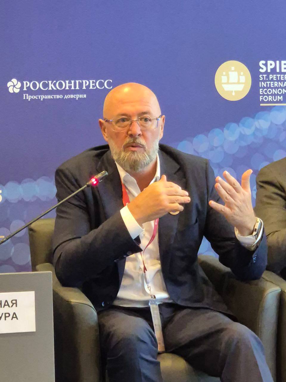 Александр Харичев, Начальник Управления Президента Российской Федерации по вопросам мониторинга и анализа социальных процессов: «Сейчас мы видим перед собой множество вызовов и угроз. Приходим к тому, что нам нужен один большой проект — «В России — жить». Все мы должны идентифицировать себя с нашим государством. Это важная задача для всех социальных архитекторов». #РАСО #ПМЭФ2025 #СоциальныеАрхитекторы
