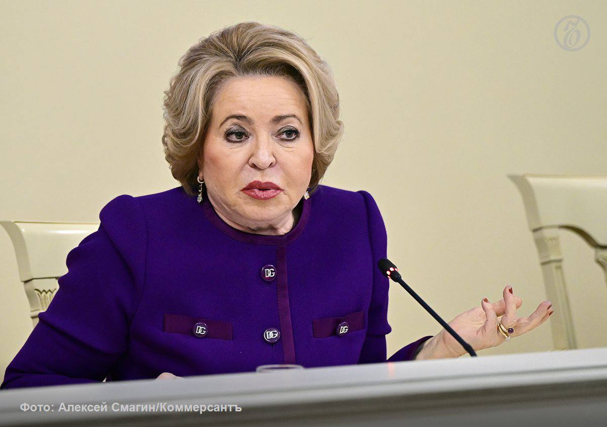 Глава Совфеда Валентина Матвиенко предложила обязать неработающих трудоспособных граждан платить за ОМС У меня есть такая идея Работодатели за работников в среднем по стране платят медстрах 45 тыс руб Скажите пожалуйста 700 тыс неработающих в Москве они могут два месяца поработать чтобы заработать хотя бы 45 тыс и заплатить эту среднюю страховку сказала госпожа Матвиенко в ходе парламентских слушаний По ее словам любой здоровый человек сможет заплатить 45 тыс руб в год Председатель СФ также отметила что в России наблюдаются огромные расходы на неработающее население Подписывайтесь на Ъ Оставляйте бусты