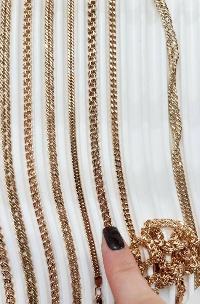 Рецидивист ограбивший ювелирный магазин более чем на 400 тыс рублей задержан во Владикавказе Полиция задержала 24 летнего жителя с Михайловское подозреваемого в ограблении ювелирного магазина в одном из торговых центров Владикавказа сообщает пресс служба МВД Северной Осетии По информации ведомства молодой человек попросил консультанта показать ему золотые цепочки под предлогом выбора подарка для матери Когда сотрудница взяла с витрины планшет для демонстрации ювелирных изделий парень схватил несколько украшений и выбежал из магазина Несмотря на то что работники тут же вызвали группу быстрого реагирования догнать его не удалось говорится в сообщении Общая стоимость похищенного превысила 400 тыс рублей Уточняется что задержанный привлекался к уголовной ответственности за грабеж кражу и мошенничество Возбуждено уголовное дело по п д ч 2 ст 161 УК РФ грабеж КрыльяTV теперь в MAX Подписывайтесь чтобы не пропустить главное