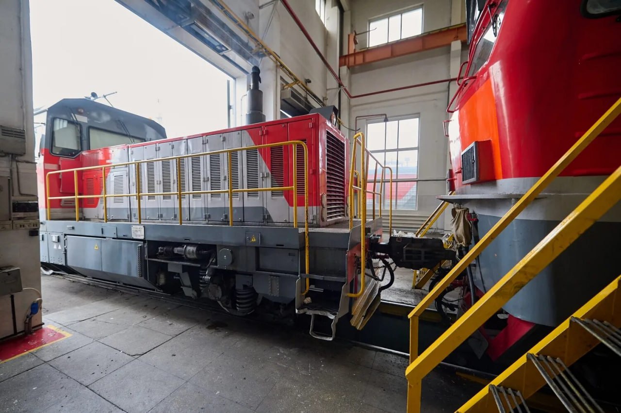 Лиховской транспортной прокуратурой вскрыты нарушения законодательства на предприятии железнодорожного транспорта  Прокуратурой проведена проверка исполнения законодательства в сфере безопасности движения и эксплуатации железнодорожного транспорта  Установлено что в сервисном локомотивном депо Морозовская филиала Северо Кавказский ООО ЛокоТех Сервис удерживающие устройства локомотивов находились в ненадлежащем состоянии не велся учет оперативного времени работы колесотокарного станка ремонт и испытание гидравлических гасителей колебаний проведены с нарушением нормативов  Подробнее на сайте Южной транспортной прокуратуры Фото Интернет