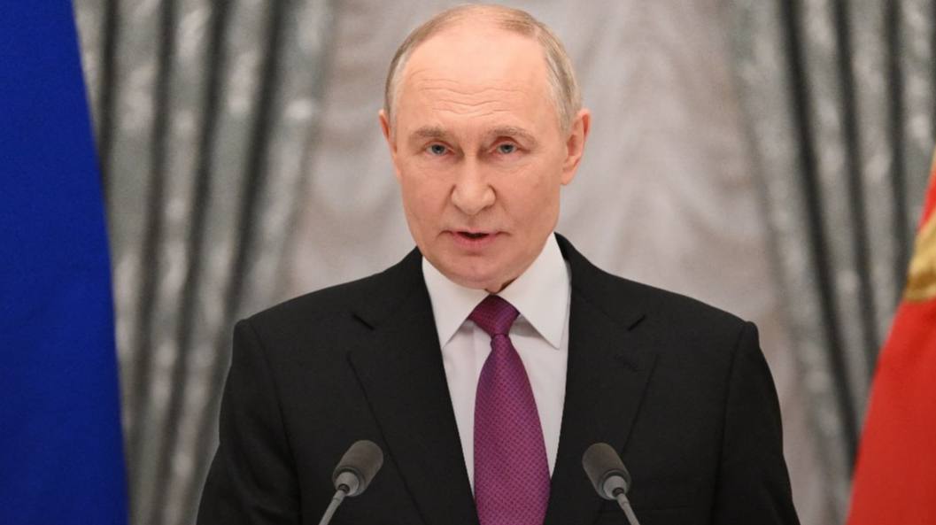 Путин отметил что Россия стремится установить дружественные связи с народами разных государств Президент подчеркнул что народы мира способны объединиться вокруг общих ценностей которые формируют культурное наследие России Кроме того Путин акцентировал внимание на том что идея единства включает в себя защиту России её суверенитета и организацию управления в стране