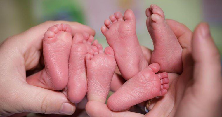 В Кишинёве, в роддоме больницы им. Георгия Палади, 19-летняя девушка родила тройню. Несмотря на преждевременные роды, все три девочки появились на свет здоровыми.    Кишинев Live. Подписаться