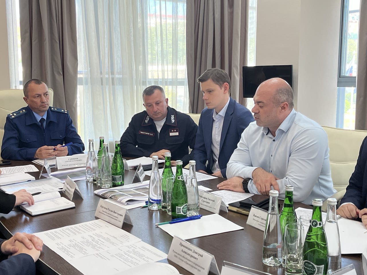 Под председательством Южного транспортного прокурора проведено выездное совещание В ходе рабочей поездки в Сочи Южный транспортный прокурор Сергей Сафинов с участием работников Сочинской транспортной прокуратуры, представителей прокуратуры города Сочи, структурных подразделений ОАО «РЖД», администрации города Сочи, коммунальных служб провел совещание по вопросам обеспечения безопасности движения железнодорожного транспорта в оползневых районах города-курорта Сочи. Председательствующий обратил отдельное внимание на необходимость инженерной защиты микрорайона Мамайка в максимально короткие сроки, в том числе посредством введения особых режимов использования территорий. В ходе мероприятия обсуждены вопросы надлежащего содержания объектов железнодорожного транспорта на участках, требующих особого внимания, обозначены недостатки в работе ОАО «РЖД» и органов местного самоуправления по минимизации оползневых сходов на железнодорожные пути в целях обеспечения безопасности граждан. Значимость региона и города-курорта Сочи, а также особенность географического расположения железнодорожных путей требуют всесторонней, совместной работы по обеспечению их устойчивости и стабильности, поскольку от фактического состояния оползневых земельных участков зависит безопасность движения железнодорожного транспорта и пассажиров. По результатам совещания выработан комплекс мероприятий, направленных на эффективную деятельность всех уполномоченных органов власти и заинтересованных ведомств в рассматриваемой сфере.