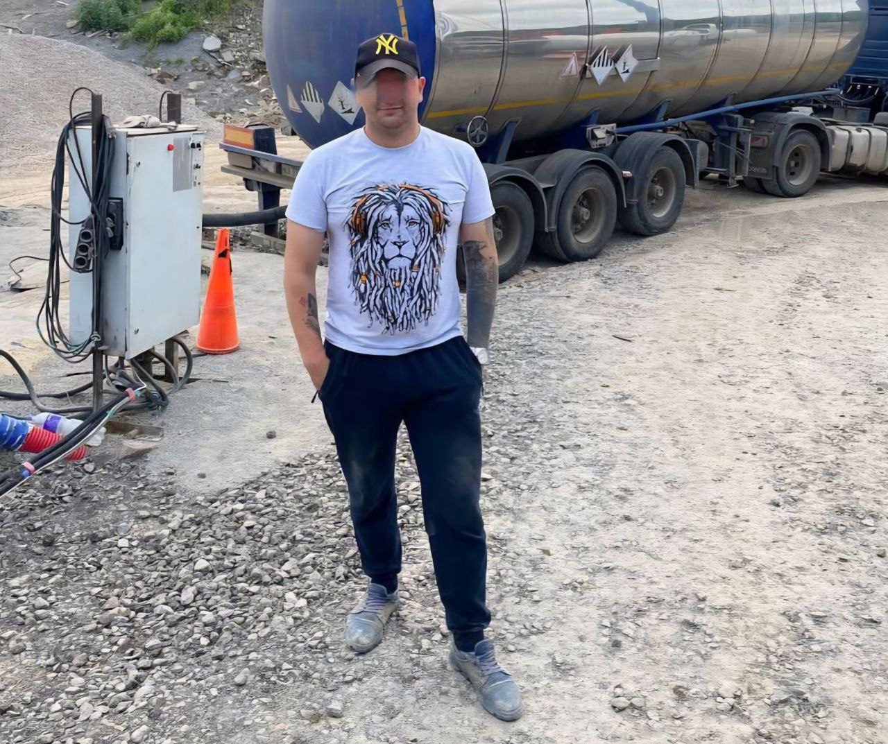 Тот самый случай когда Лупа получил за Пупу а все остальные остались без премии Рабочий завода в Ханты Мансийске получил зарплату 34 сотрудников другого филиала 7 млн Вместо своих 45 тыс отпускных В бухгалтерии ошиблись Он собрал вещи купил новую машину сменил номер т ф и с семьей уехал в другой город Работодатель кричал просил угрожал подавал заявление в полицию Не помогло а дело закрыли в связи с отсутствием состава преступления Теперь завод подал в гражданский суд Со счастливчиком мы связалиссь он говорит что будет бороться за свой приз А редкая специальность и квалификация не создадут проблем с трудоустройством