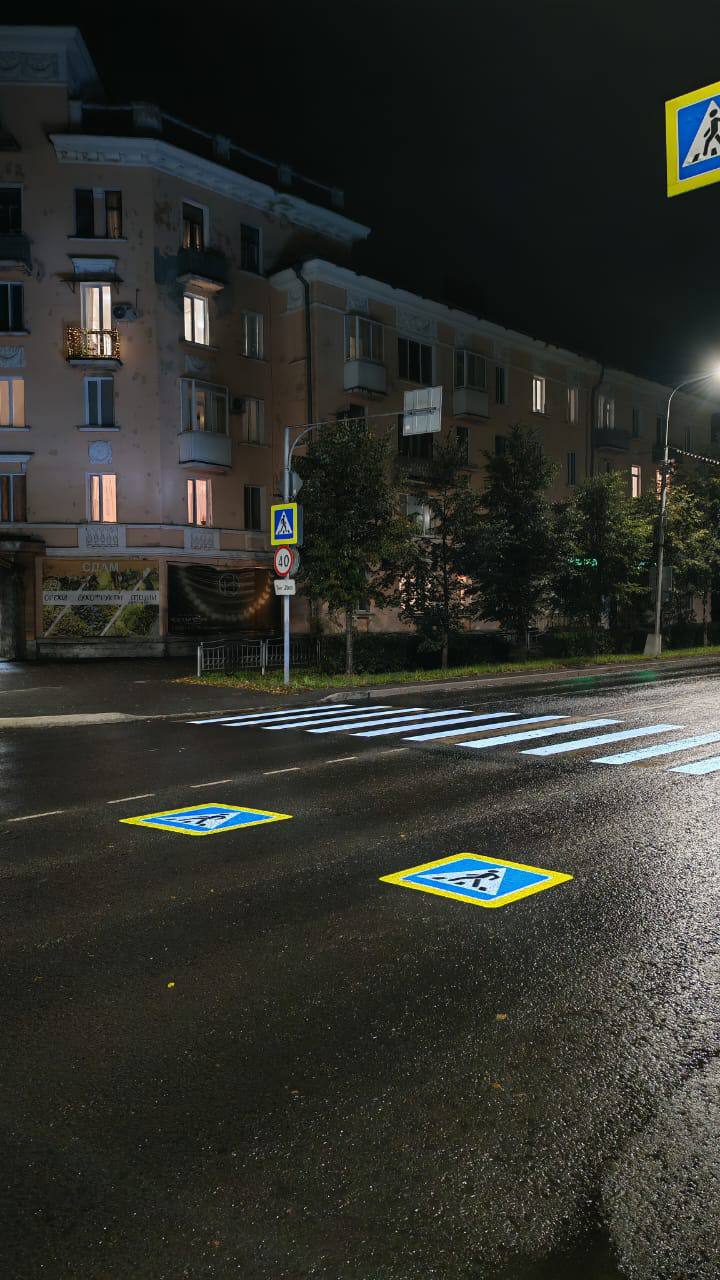 В Томске пешеходные переходы заиграли новыми красками Проекционной разметкой теперь встречает переход на Киевской 111 рядом с 18 й гимназией Специалисты установили оборудование которое дублирует зебру световыми лучами особенно актуально в темное время суток когда через этот оживленный участок возвращаются школьники Подобрали технику способную выдержать сибирские морозы уверяют в мэрии Ну с проверим с п с фото для примера из поста про город скоростного развития Северск там такие пешеходники уже давненько В нашей мэрии красивыми фото не балуют Подписаться Прислать песец