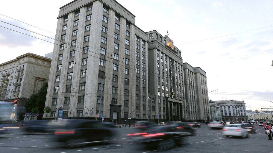 В Госдуме предложили усилить ответственность за рекламу букмекеров в интернете По мнению депутатов пользователи воспринимают навязчивую рекламу как призыв постоянно возвращаться к играм сообщает СМИ2 со ссылкой на автора инициативы зампреда комитета Госдумы по экономической политике Артема Кирьянова И вот думают что если в первый раз не выиграл то во второй раз совершенно точно Так не бывает Поэтому обязанность букмекеров размещать информацию о рисках и возможных последствиях участия в азартных играх а также обеспечивать доступ посетителям к информации о возможности инвестировать свободные денежные средства это важно подчеркнул Кирьянов Депутаты также призывают усилить ответственность Яндекса и других поисковых систем за рекламу букмекеров Читать полностью