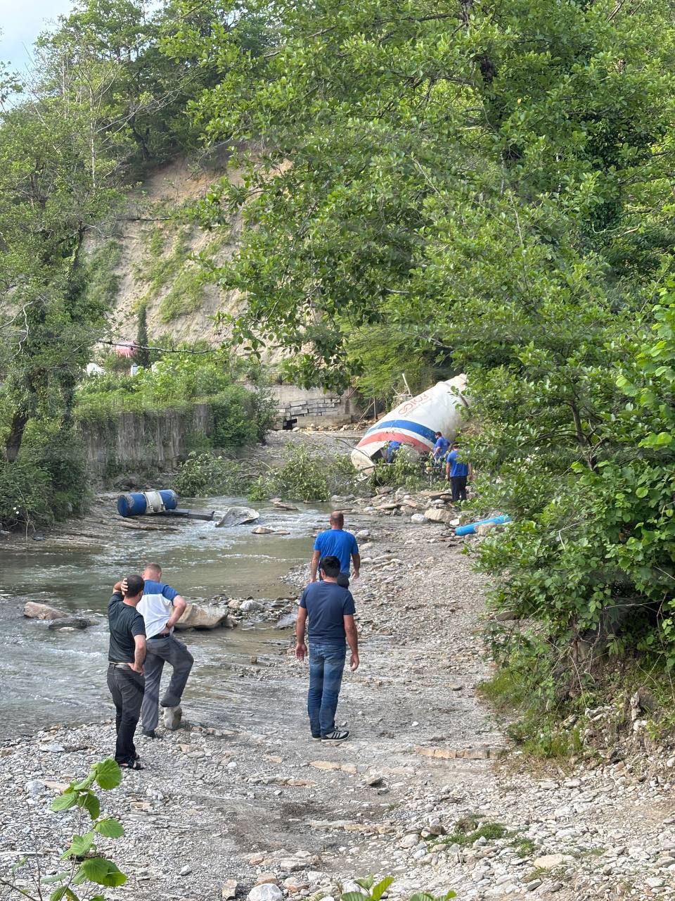 В Адлерском селе миксер рухнул в реку  В селе Лесное грузовик-миксер компании «Союз» съехал с узкой разбитой дороги и оказался в реке Псахо. Информация о пострадавших уточняется.  Местные жители сообщают, что по этой дороге ежедневно с большой скоростью носятся тяжёлые грузовики, так что ничего удивительного.   :