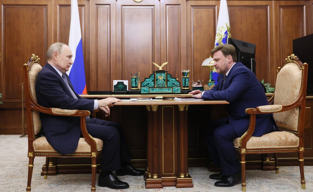 Глава «РусГидро» пожаловался президенту на дороговизну кредитов Высокая закредитованность и рост цен поставщиков осложняют реализацию инвестпроектов, заявил генеральный директор «РусГидро» Виктор Хмарин на встрече с президентом Владимиром Путиным: Финансовое состояние достаточно тяжёлое, потому что цены на всё растут, высокая инфляция и, соответственно, высокая закредитованность компании. Конечно, когда процентные ставки в стране большие, то совмещать высокие инвестиционные темпы достаточно трудно... По словам Хмарина, «РусГидро» потратит 1,13 трлн руб. на ввод 3,3 ГВт мощности в период до 2029 г.; 80% затрат будут приходиться на Дальний Восток, где компания ведет восемь больших строек, в том числе угольных и газовых ТЭС. В 2024 г. «РусГидро» ввела в эксплуатацию более 800 МВт мощности, из них большая часть приходилась на Усть-Среднеканскую ГЭС в Магаданской области, а также Башенную и Черекскую малые ГЭС на Северном Кавказе. Дальнейший ввод мощностей будет во многом зависеть от господдержки: на встрече с президентом Хмарин подтвердил, что «РусГидро» запрашивает правительство о льготном финансировании. Однако пока что правительство не определилось даже с мораторием на дивиденды. Регуляторы так и не выпустили директиву по поводу выплат, а большинство бюллетеней, поданных по вопросу о дивидендах на общем собрании акционеров, были признаны недействительными. ™ Высокое напряжение