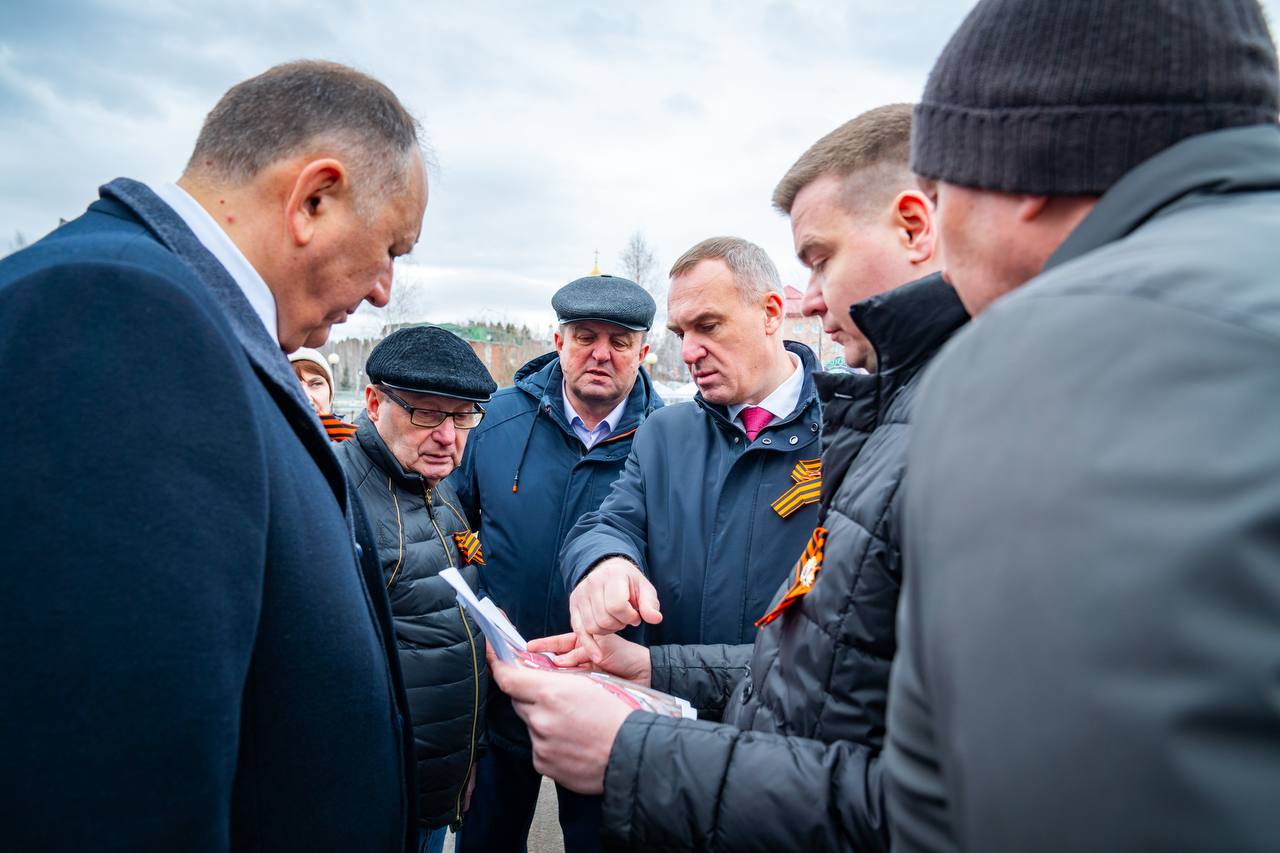В день Первомая губернатор Югры Руслан Кухарук и участники штаба по строительству в Ханты-Мансийске стелы города трудовой доблести осмотрели место, где будет благоустроено общественное пространство и установлен памятный знак. Напомним, ранее Руслан Кухарук отмечал, что установка стелы может стать знаковым для Ханты-Мансийска проектом. Отметим, стела, по предложению ветеранов Ханты-Мансийска, будет установлена в центре города между улицами Гагарина и Пискунова рядом с Окружным домом народного творчества на месте бывшего кирпичного завода, который работал во время Великой Отечественной войны, производил необходимые для фронта строительные материалы. «Когда определялись с локацией, с местом размещения стелы, полагались на мнение жителей. Вариантов было несколько, но ветераны выбрали то место, которое сегодня освободилось после аварийного дома — оно уникально тем, что находится в центральной части города, связывает многие направления, соединяет хорошо известные локации — символы не только Ханты-Мансийска, но и в целом Югры. Здесь стоял завод, который работал на Победу, и это, конечно, символ», — отметил губернатор Югры Руслан Кухарук. По словам Александра Панасенко, заместителя руководителя ассоциации ветеранов СВО в Югре, участника проекта «Герои Югры», место, которое выбрано для воплощения идеи возведения стелы, посвященной трудовому подвигу югорчан, — отличное. Подробнее о строительстве стелы, читайте тут!