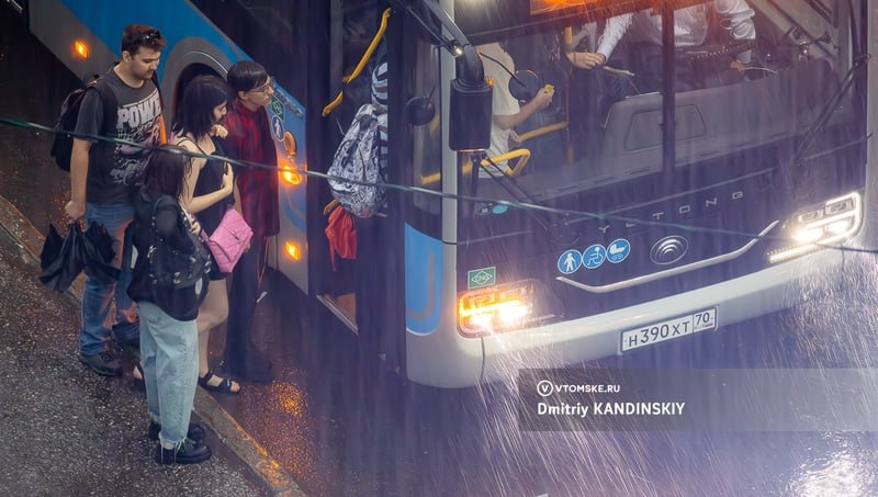 Мэрия заключит контракты по новой маршрутной сети Томска только на год vtomske.ru/news/210827 Администрация готова объявить закупочные процедуры на маршруты новой транспортной схемы в конце июля. «Изначально предполагался срок действия новой маршрутной сети и новых контрактов — семь лет. Однако с учетом текущей экономической ситуации, высокой ключевой ставки, а также с учетом изменений федерального закона, которые предполагают передачу с 1 января 2027 года полномочий по осуществлению транспортного обслуживания населения на уровень субъекта то есть Томской области — прим.ред. , срок действия новых контрактов — один год», — сказал на собрании городской думы заместитель мэра Дмитрий Путров. Новые контракты начнут работать в ноябре этого года и будут действовать до ноября 2026 года. А что будет после с пассажироперевозками в Томске — пока загадка. #томск #новоститомска Прислать новость