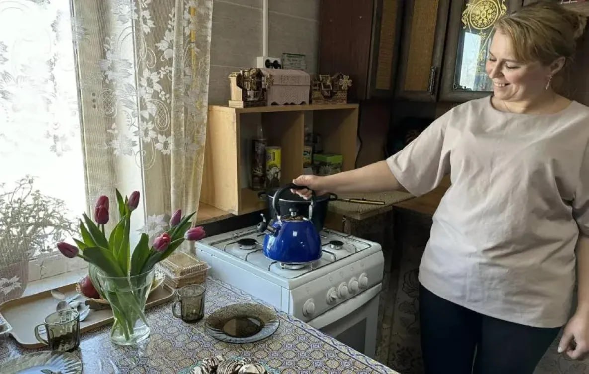 Нацпроект улучшил качество воздуха в Комсомольске на Амуре Минприроды России официально подтвердило уменьшение уровня выбросов вредных веществ в атмосферу в Комсомольске на Амуре Город участвует в федеральной программе Чистый воздух которая входит в национальный проект Экологическое благополучие инициированный президентом Владимиром Путиным Промышленная столица Дальнего Востока участвует в проекте с 2023 года По данным исследований только частные дома города Юности выбрасывали в атмосферу 4 5 тысячи тонн вредных веществ в год Это составляет 40 от всех вредных выбросов в муниципалитете Для сравнения машины выбрасывают вредных веществ на 34 меньше Для исправления ситуации часть домохозяйств решено перевести с отопления углём или дровами к отоплению газом На эту работу планируется потратить 500 миллионов рублей из бюджета люди смогут вернуть до 300 тысяч рублей которые они потратили на подключение газа к своему дому todaykhv