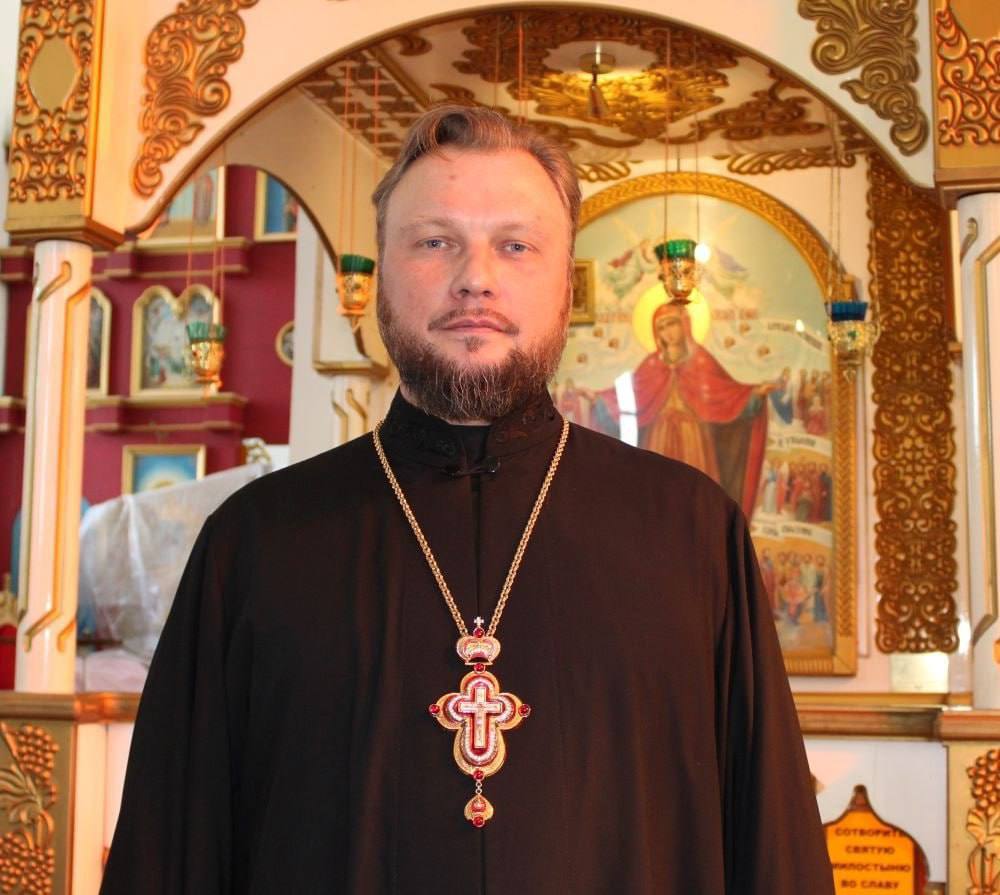 В Красноярске священнослужитель задержал молодого человека устроившего погром шести автомобилей Ранним утром 19 летний житель Шарыпово перебрав с алкоголем начал прыгать по припаркованным машинам выбивать стекла руками и ногами а затем выдернул лавку и урну с автобусной остановки чтобы продолжить разрушения на парковке Однако долго безнаказанным оставаться не удалось его заметил владелец одной из машин являющийся также общественным помощником полиции и протоиереем МО МВД России Шарыповский Павел Фролов Хулигана задержали и доставили в отделение где полицейские попытались выяснить мотив но из за сильного опьянения тот ничего объяснить не смог Фото 112 federalpress Мы в MAX