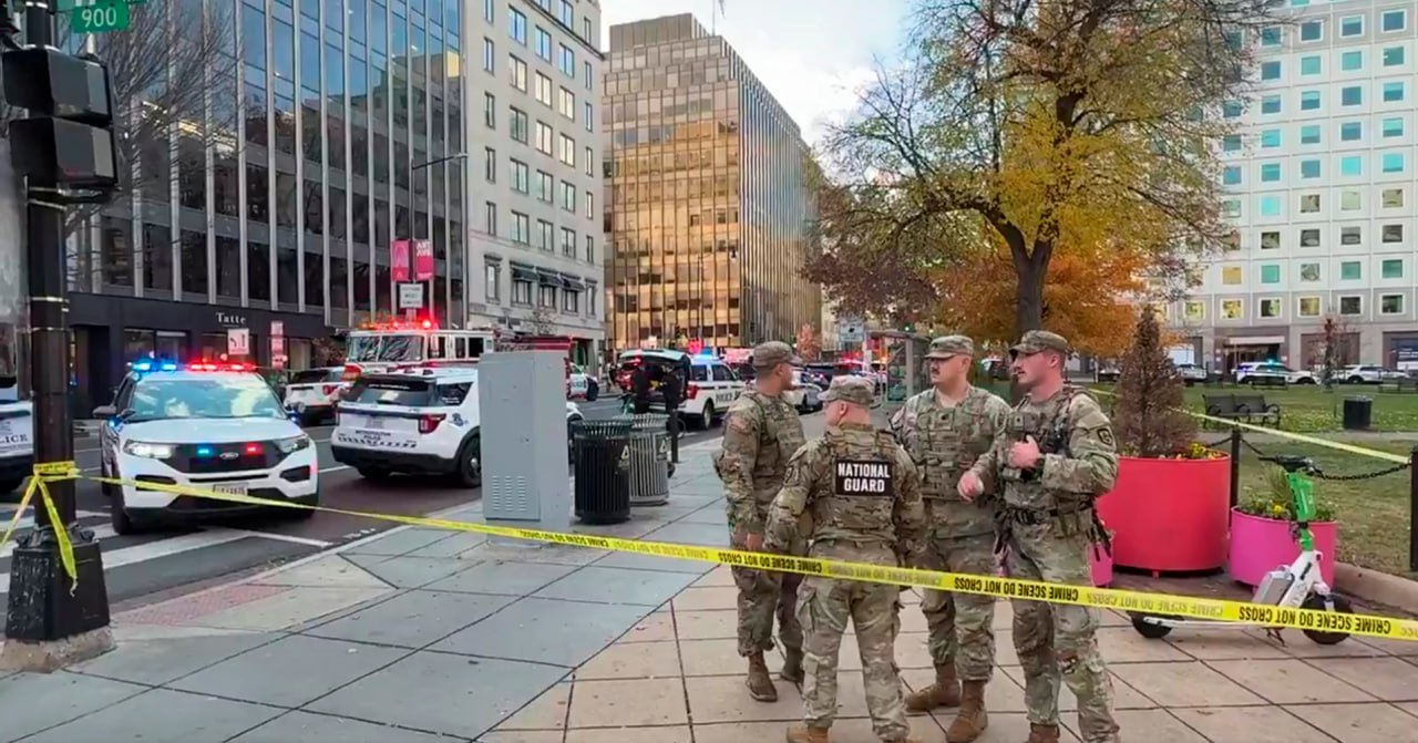 США запретят афганцам въезд в страну после стрельбы у Белого дома Вашингтон прекратил рассмотрение иммиграционных запросов от граждан Исламского эмирата заявили в американской Службе гражданства После атаки власти также объявили о проверке всех уроженцев Афганистана въехавших в страну во время правления Джо Байдена заявил президент Дональд Трамп Он также пообещал выдворять тех кому не место в Америке Накануне в центре столицы недалеко от Белого дома неизвестный мужчина открыл огонь по сотрудникам Национальной гвардии Двое военных получили ранения По данным СМИ стрелявшим оказался 29 летний гражданин Афганистана по имени Рахманулла Лаканвал Его задержали он ранен В полиции сообщили что мужчина действовал в одиночку По словам вице президента США Джей Ди Вэнса мотивы мужчины пока не ясны Он не сотрудничает с властями Как отмечает ABC News хотя Лаканвал и подал заявление на убежище в США при Байдене он получил его уже при администрации Трампа Для обеспечения безопасности в столицу будут направлены 500 бойцов Нацгвардии объявил глава Пентагона Пит Хегсет Читать то что имеет значение l Слушать прямой эфир