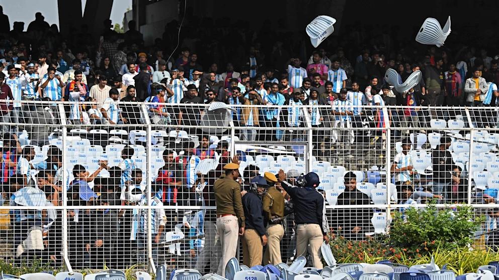 В Индии фанаты устроили погром после сорванного выхода футболиста Лионеля Месси Визит Лионеля Месси в Индию обернулся массовыми беспорядками Как сообщает газета Times of India в Калькутте фанаты вышли из под контроля после короткого появления аргентинской звезды на стадионе Salt Lake Stadium рассчитанном примерно на 85 тысяч зрителей Это был первый пункт тура Месси по Индии сразу после его победы в MLS Еще до приезда футболиста в стране ему установили 21 метровый памятник но сам старт турне пошел совсем не по плану По данным индийских СМИ обход трибун пришлось прервать из за угроз безопасности в сторону поля начали лететь бутылки и Месси срочно увели под охраной После этого ситуация резко обострилась На видео из соцсетей видно как зрители вырывали кресла выбегали на газон срывали баннеры и ломали рекламные конструкции Вокруг Месси были только политики и актеры Тогда зачем нас вообще пригласили Мы заплатили 12 тысяч рупий более ста евро и даже не увидели его лица заявил один из болельщиков Times of India Дополнительное раздражение вызвало то что часть официальных лиц и политиков по словам очевидцев оказалась ближе к футболисту чем обычные зрители Из за переполненных трибун и серьезных проблем с безопасностью Месси покинул стадион раньше запланированного времени так и не пообщавшись с большинством фанатов BILD Russian