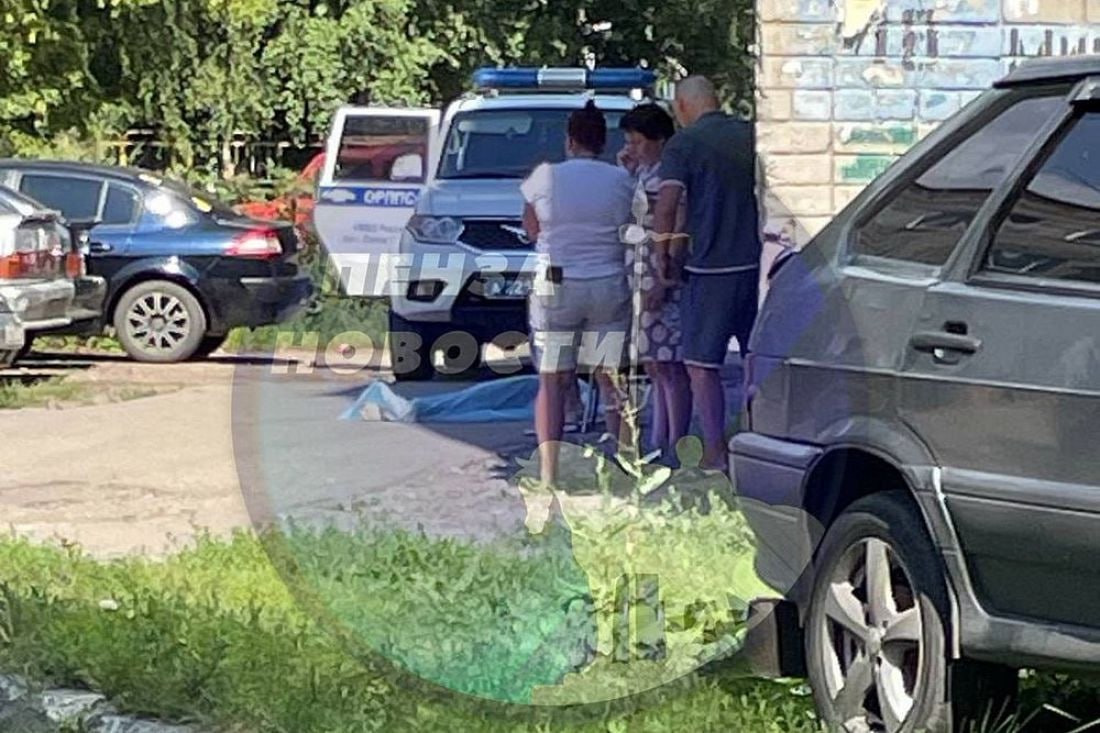 В пензенском районе Арбеково погиб упавший с высоты мужчина На улице Минской в пензенском районе Арбеково в четверг, 7 августа, произошла трагедия. Как сообщают авторы поста, опубликованного в телеграм-канале «Пенза Новости», из дома с высоты пятого этажа упал мужчина и разбился насмерть. На опубликованной в канале фотографии видно накрытое непрозрачным материалом тело, лежащее рядом с домом №18. На место для выяснения обстоятельств случившегося прибыли сотрудники полиции. Подробности смертельного инцидента уточняются. -Взгляд