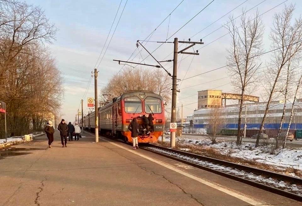 Малолетние зацеперы в Брянской области попались транспортной полиции   В Брянске двое 12-летних зацеперов прокатились снаружи электрички и угодили в полицию. Их вычислили по фото в телеграм-канале. Родителей привлекли к ответственности, с детьми провели профилактическую беседу.    Полиция напоминает: зацепинг – это не веселье, а смертельный риск. Лучше направить энергию на спорт, а не на игры с поездом.