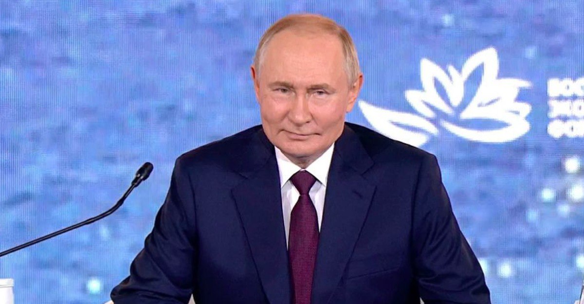 Путин подтвердил перечень задач вытекающих из итогов Восточного экономического форума Правительству следует рассмотреть вопросы касающиеся увеличения добычи и производства редких металлов и элементов редкоземельной группы а также разработать мультимодальные транспортно логистические центры на Дальнем Востоке К 2030 году предполагается создание как минимум 10 промышленных и бизнес технопарков в Дальневосточном федеральном округе и Арктической зоне с целью поддержки малого и среднего предпринимательства Также правительству необходимо улучшить программу Дальневосточная и арктическая ипотека для семей у которых третий и последующий дети родились после 1 января 2024 года а также для всех работников образовательных учреждений относящихся к государственному и муниципальному уровню в Дальневосточном федеральном округе и Арктической зоне