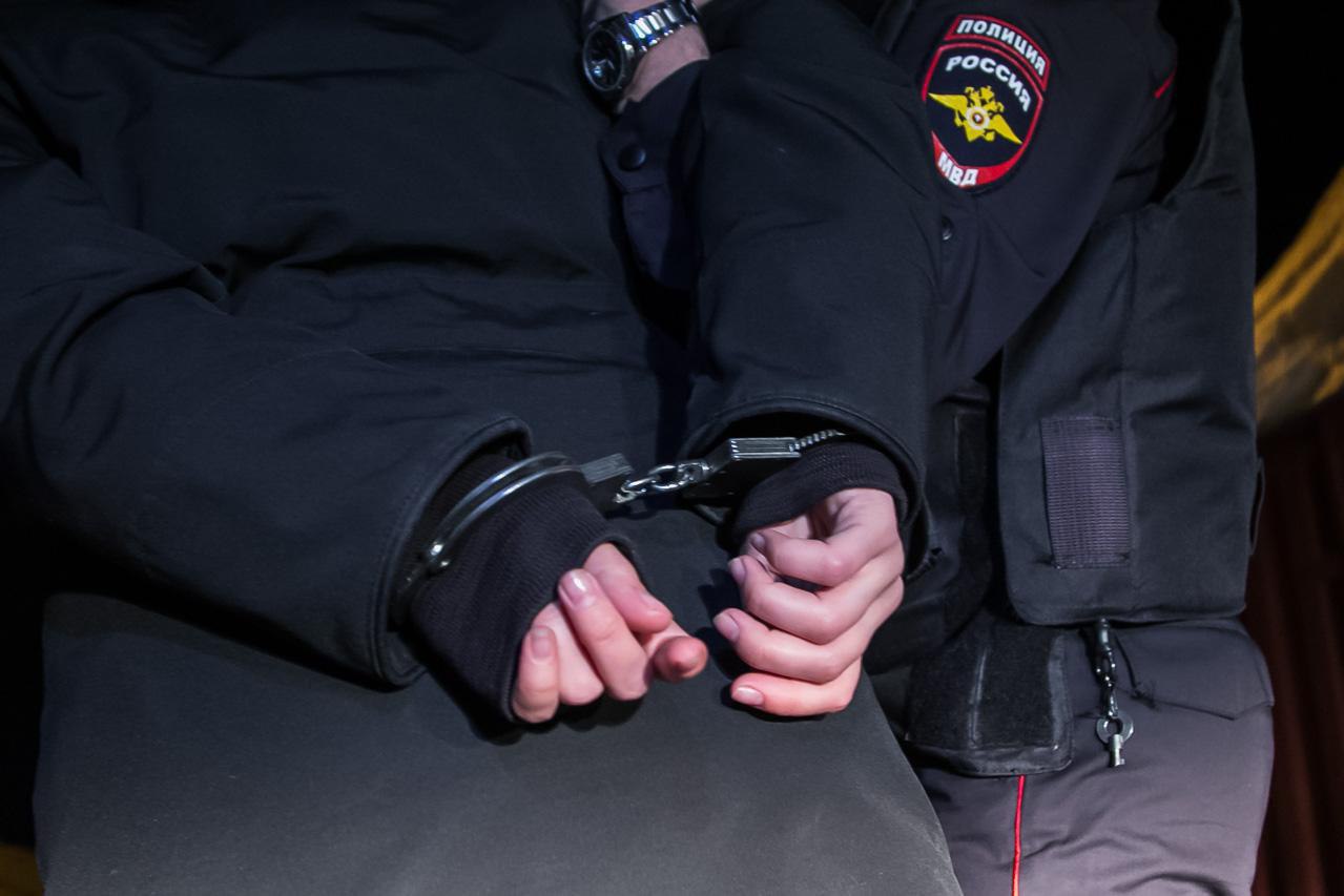 В Элисте задержан подозреваемый в причинении тяжкого вреда здоровью Инцидент произошел в ночное время у кафе на 1 микрорайоне Установлено что между ранее знакомыми мужчинами возник конфликт во время совместного распития алкоголя После словесной перепалки противостояние перешло в физическое столкновение в ходе которого один из оппонентов нанес другому удар ножом в ногу Подозреваемый был задержан на территории соседнего микрорайона сотрудниками патрульно постовой службы и дал признательные показания В настоящее время материалы направлены в отдел дознания УМВД России по г Элисте Процессуальное решение будет принято после завершения судебно медицинской экспертизы потерпевшего Фото МВД Калмыкия Быть в курсе Прислать новость Также подписывайтесь на наш новостной канал в MAX Вести Калмыкия