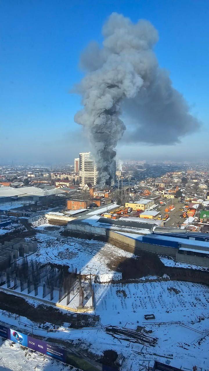 Пожар на Черемушках  Загорелось складское помещение по улице Стасова, 2/1.     Новости тут   Прислать фото/видео