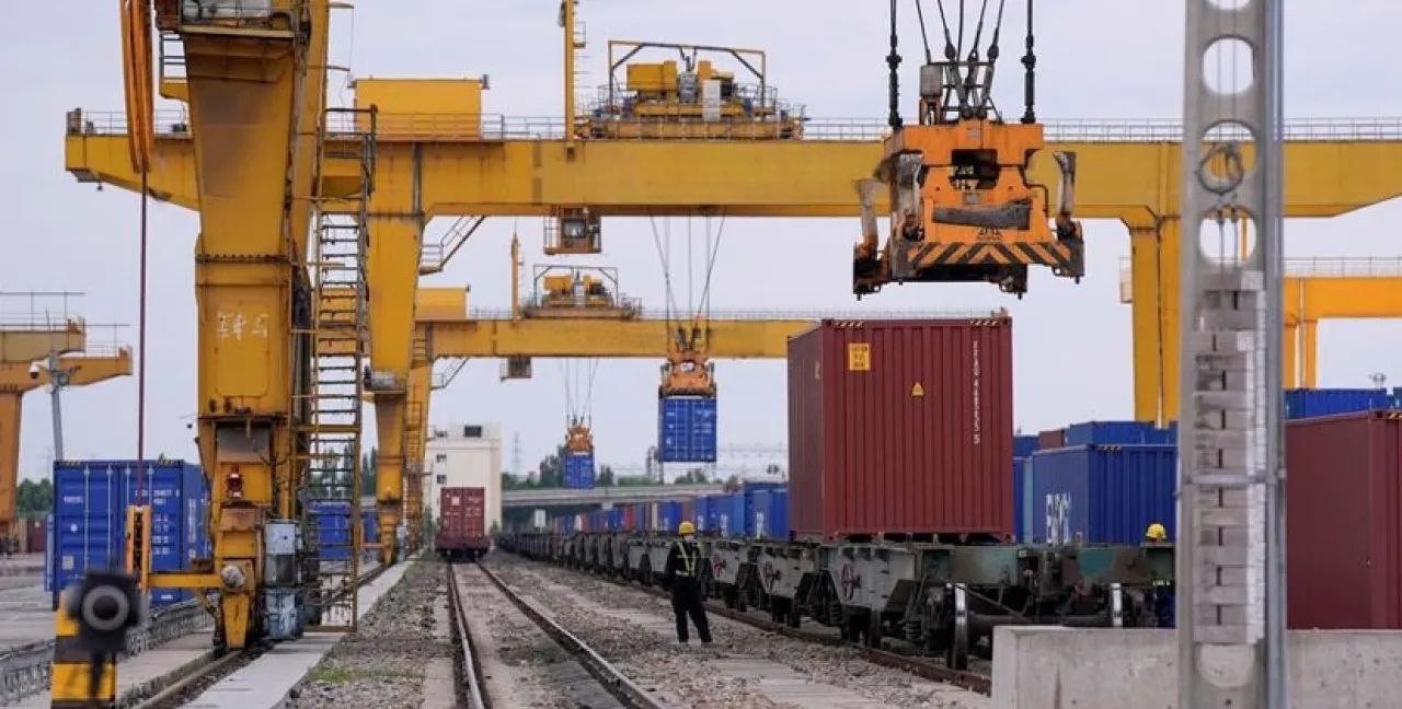 Ж д администрации Казахстана и Китая пытаются ускорить прохождение грузов через границу Казахстанские железные дороги и Китайские железные дороги договорились о размещении сменных работников приграничных станций на территории друг друга передают КТЖ грузовые перевозки Речь идет о ж д станциях Достык и Алтынколь с казахской стороны а также Алашанькоу и Хоргос с китайской Заезд сменных работников запланирован на декабрь 2025 года Ожидается что это позволит снять существующие ограничения ускорить процесс прохождения административных процедур и обработку документов на перевозку грузов Читайте также В Казахстане ограничили отправку в Китай контейнерных поездов с зерном В Казахстане ограничили до конца 2025 года перевозки зарубежных грузовых вагонов Logistan info Логистика Экономика