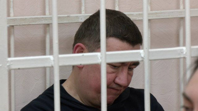 Экс глава МУП Спецавтохозяйство Андрей Зыков получил три года колонии общего режима В суде был вынесен приговор бывшему директору мусорного регоператора по делу о присвоении и растрате Андрей Зыков получил реальный срок кроме того он должен выплатить штраф в 400 тысяч рублей Сожительница Зыкова Наталья Турок и его зам по финансам Галина Тукаева отделались условными сроками Напомним суть обвинений Турок зарегистрировала ИП Зыков отдал ее фирме без торгов контракт на перевозку грунта на полигонах Гусинобродский и Левобережный а Тукаева помогала им формировать достоверную бухгалтерскую отчетность Аналогичную контору создала еще сестра Турок но женщину использовали вслепую При этом у фирм даже не было транспортных средств для осуществления деятельности Грунт и строительный мусор на полигоны завозился безвозмездно а перемещали его чтобы избежать самовозгорания отходов другие подрядчики Их излишки приписывались подставным фирмам Также Зыков с помощью Турок и ее сестры приобрел московское ООО Акс Машинери через него он арендовал для МУП САХ универсальный измельчитель который никогда не приезжал в Новосибирскую область Общий ущерб от действий обвиняемых 32 1 млн рублей