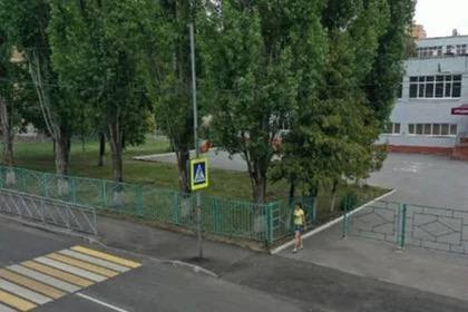 Пушилин поручил установить шлагбаумы на территориях 39 школ в ДНР Об этом сообщил Глава Республики Денис Пушилин в ходе оперативного совещания с членами правительства, руководителями ведомств и муниципальных образований региона. Он напомнил, что во время Прямой линии от жителей поступила просьба ограничить проезд через школу №135 Донецка. Этот вопрос был быстро отработан - в школьном дворе установили два шлагбаума. Однако в ходе последующей проверки схожую проблему выявили в 39 школах Донецка, Макеевки, Горловки, Харцызска и других городов.