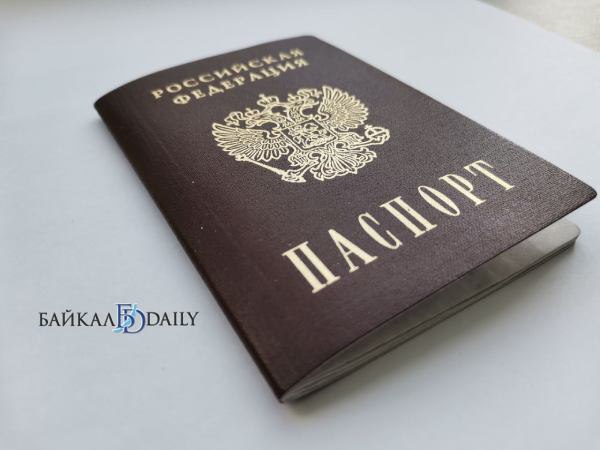 Убийца из Улан-Удэ 30 лет скрывался под чужим именем.  Преступление произошло 30 лет назад. По данным следствия, ночью 14 июля 1995 года несколько человек залезли в столовую и украли оттуда продукты и вещи. Следующей ночью один из воров поссорился со своим подельником и в ограде дома на улице Барнаульская убил его.  Задержать злоумышленника по горячим следам не удалось.  Сейчас установлено, что оставаясь на свободе, убийца вёл скрытый образ жизни и жил под чужим именем.   - Проживая в других регионах, он сумел получить документы с установочными данными на другое лицо. Скрываться от органов следствия обвиняемому помогали близкие родственники, - сообщили в следственном управлении СК России по Бурятии  Подробнее здесь