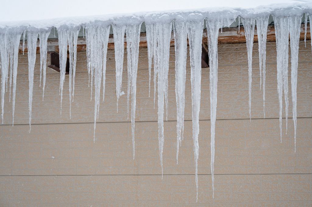 Осторожно возможен сход снега с крыш   Управление по делам ГО и ЧС мэрии Магадана просит горожан соблюдать осторожность и по возможности не подходить близко к стенам домов Необходимо при выходе из зданий обращать внимание на скопление снежных масс на крышах обходить места возможного их обрушения Непредсказуемый сход снега с крыши может привести к печальным последствиям Пешеходы могут получить травмы и ушибы Подписаться на ВМ в MAX   vmagadanpress com осторожно возможен сход снега с крыш 3