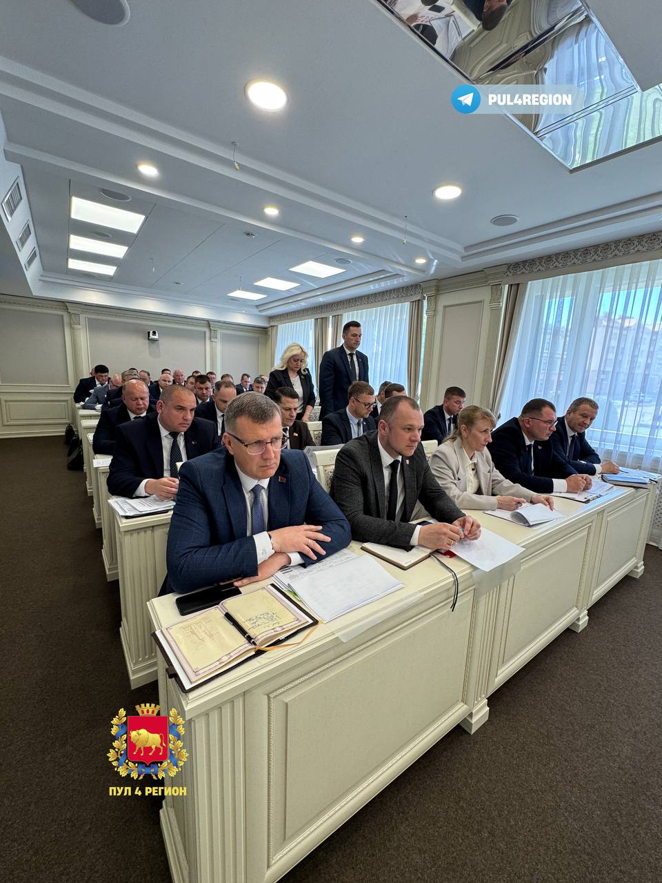 Юрий Караев: Спрос с каждого будет жесткий! Сохранность крупного рогатого скота обсудили на совещании под руководством губернатора В зале заседаний собрались все председатели райисполкомов области и их первые заместители, курирующие сельское хозяйство «Мы здесь для того, чтобы оценить обстановку, которая сложилась. Председатель комитета сельского хозяйства опишет ситуацию и попытается разложить ее на составляющие. Я хочу вас сподвигнуть на борьбу с падением крупного рогатого скота», - сказал Юрий Караев. Глава области отметил, что писать и показывать правду хорошо, но нельзя на этом останавливаться. Правда нужна для того, чтобы вскрыть истинные причины падения скота и видеть, с чем бороться. «И когда причины названы, вам нужно оттолкнуться от дна и поплыть вверх, но этого толчка не происходит. Надеюсь, вы меня услышали, я не должен слышать о выявлении фактов бездействия и безответственного отношения к выполнению руководителями сельхозорганизаций своих обязанностей», - резюмировал губернатор. Кстати, на столе у Юрия Караева замечена «Рабочая тетрадь Первого». На каждой странице есть цитата или тезис из выступления Президента. Ещё туда губернатор вносит задачи на день или просто записывает размышления.